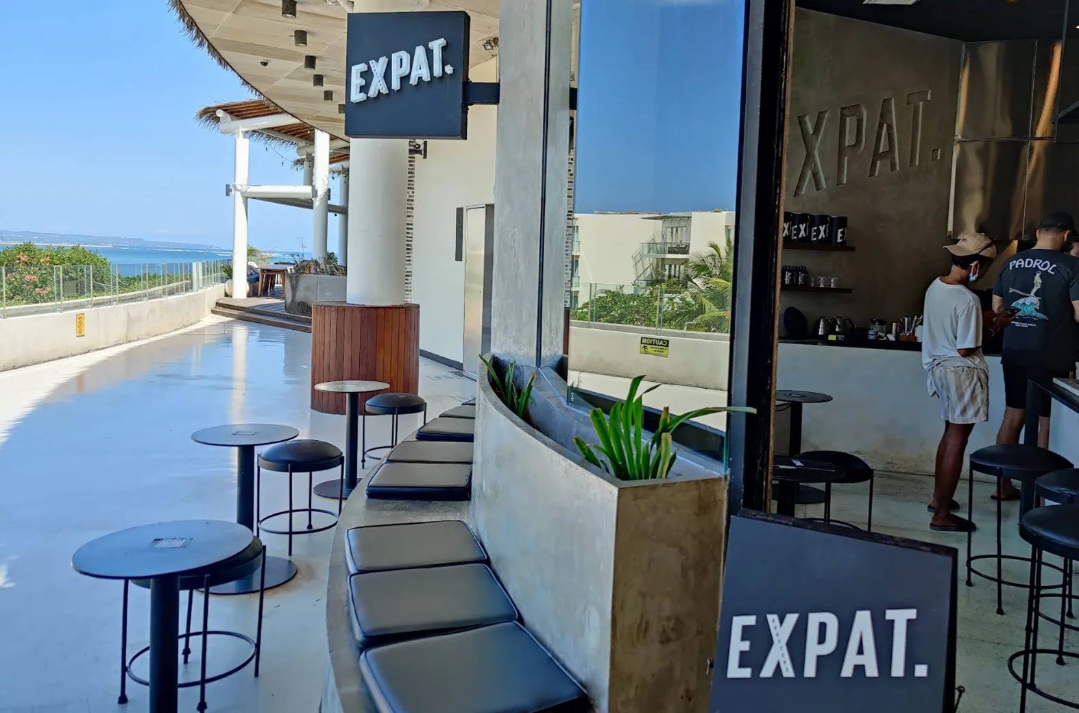 Expat. Roasters Beachwalk - Exterior