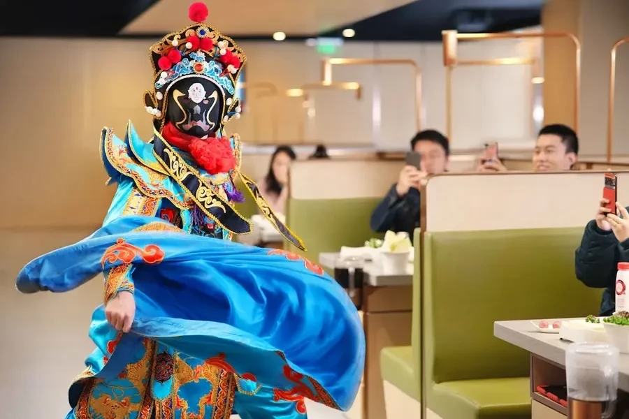 Traditional Sichuan Face-Changing art bringing excitement to dinner
